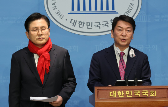 국민의힘 안철수(오른쪽부터)·황교안 대표 후보가 7일 오후 서울 여의도 국회 소통관에서 '대통령실 행정관 단톡방 김기현 지지' 논란 관련 공동회견을 하고 있다.<연합뉴스>